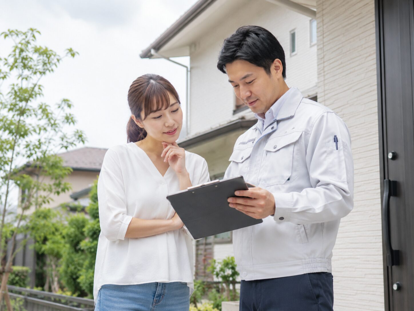 宇都宮市の住宅前で外壁塗装の日程を相談するイメージ