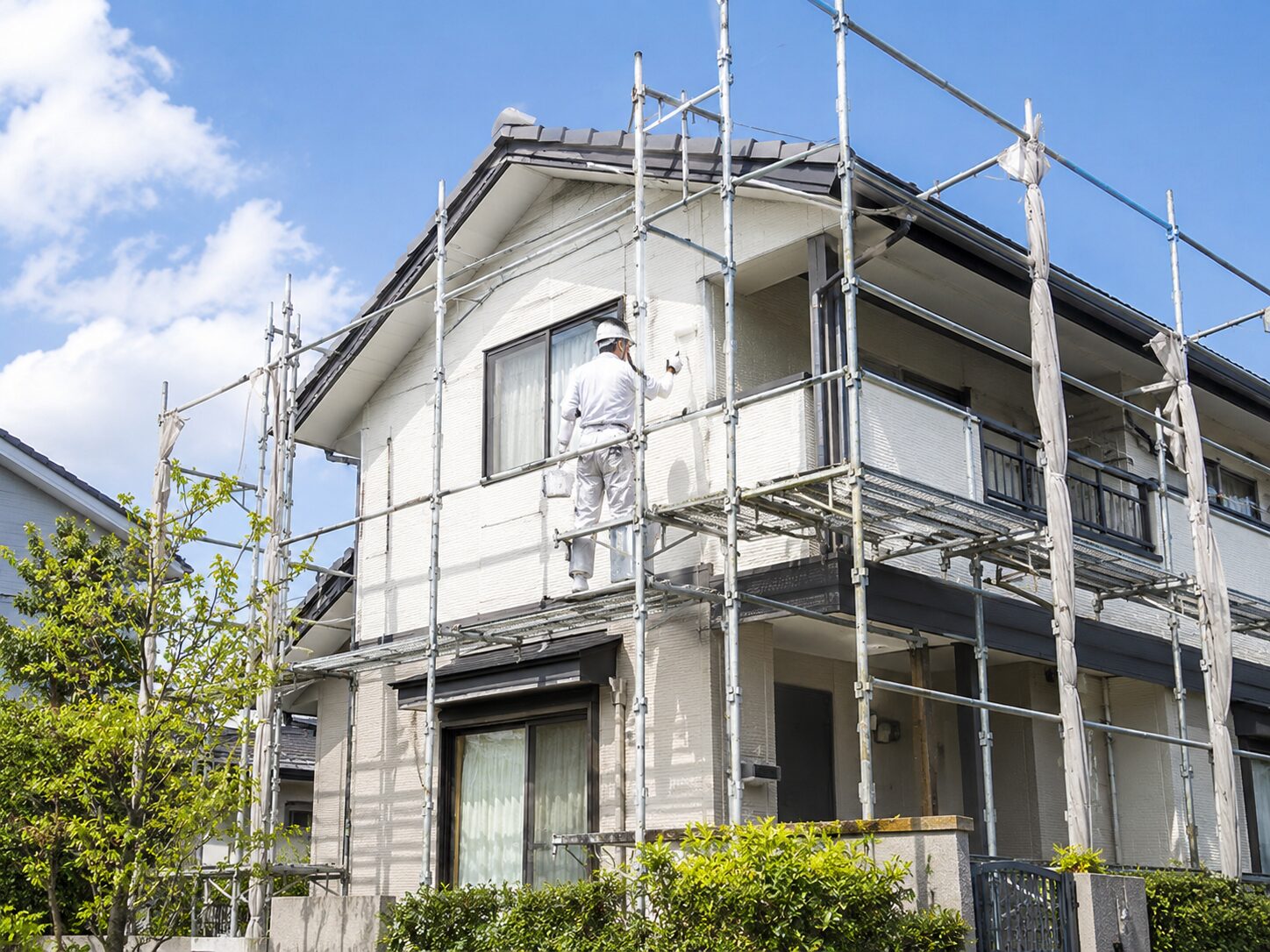 天候のよい日に足場を設置して外壁塗装を行うイメージ