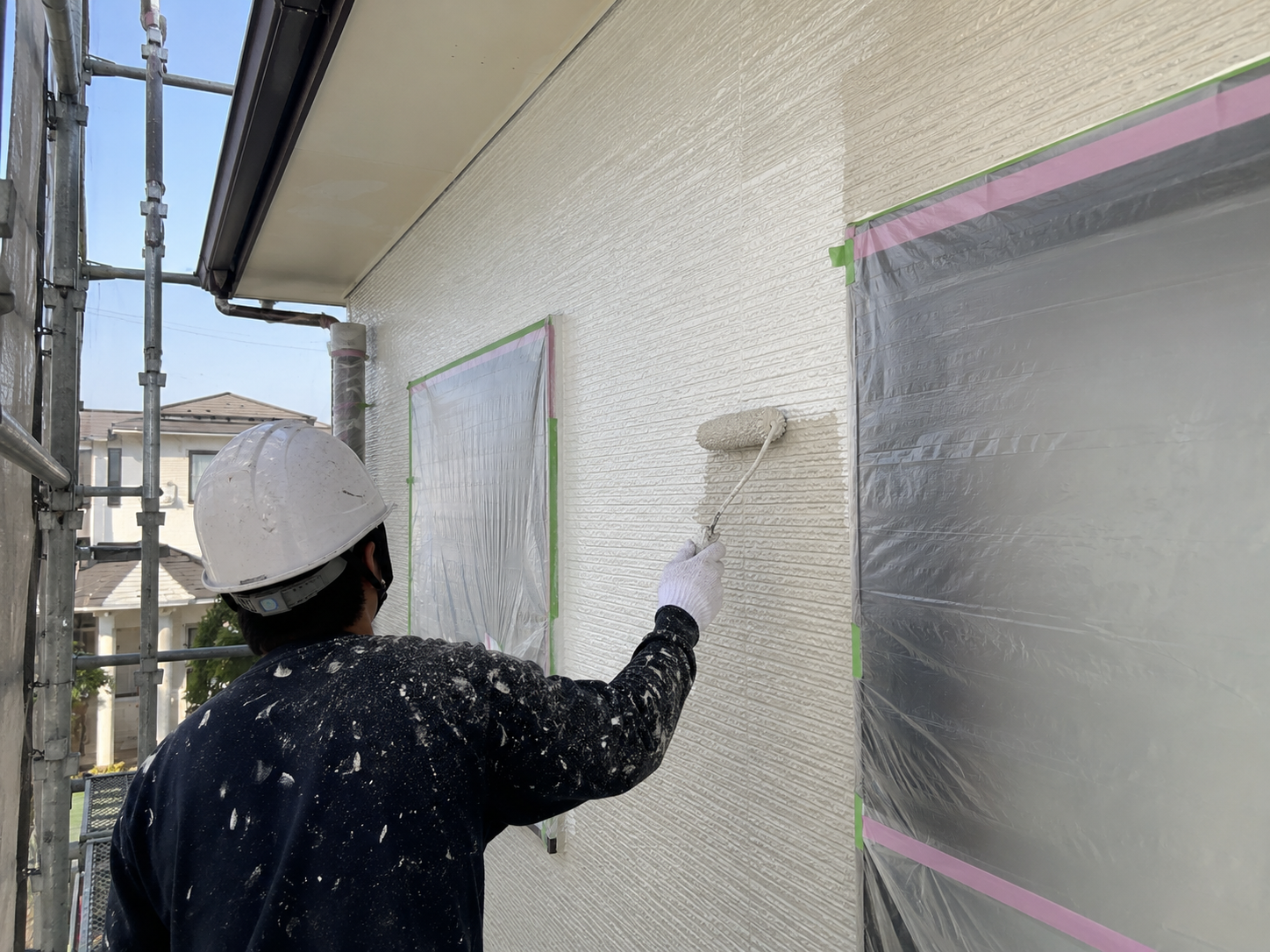 宇都宮市の外壁塗装で下塗り材を塗布する様子