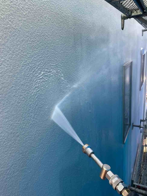宇都宮市の外壁塗装で高圧洗浄を行う工程写真