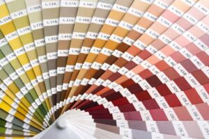 外壁塗装の色見本サンプルを確認しているイメージ