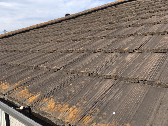 屋根全体に劣化が進んでいる参考写真