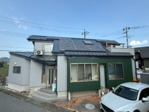 外壁塗装後の矢野様邸。N65グレーと45-30Dの深緑が調和した落ち着いたツートーン仕上げ。