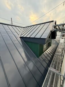 屋根塗装後の矢野様邸。SK化研プレミアム無機ルーフのナチュラルグレーで上品に仕上がった様子。