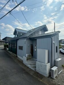 塗装完了後の矢野様邸を別角度から。無機塗料による上品な光沢と落ち着きのある外観。