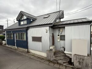 外壁塗装前の矢野様邸 外観全体。サイディングの目地劣化やひび割れが確認できる。